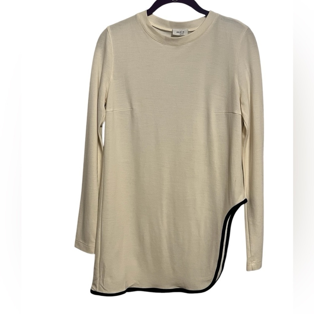 Akris Punto cream crew neck long sleeve blouse with black asymmetrical hem
